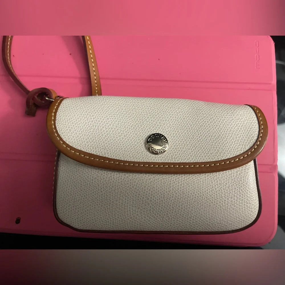 Dooney & Bourke White and Tan Clutch with Gold Accents NEW WITHOUT TAGS. - Picture 2 of 12